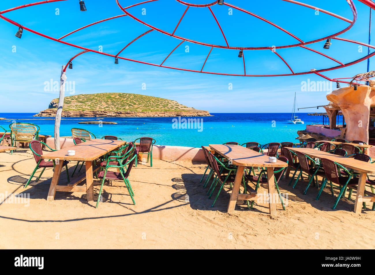 CALA COMTE Bay, île d'IBIZA - 17 MAI 2017 : restaurant côtières avec belle vue mer sur la plage de Cala Comte, l'île d'Ibiza, Espagne. Banque D'Images