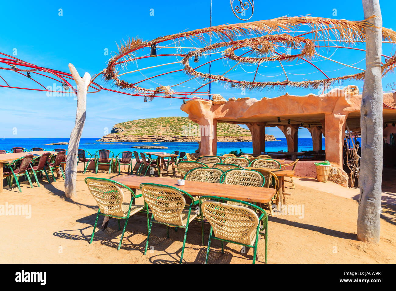 CALA COMTE Bay, île d'IBIZA - 17 MAI 2017 : table avec des chaises de restaurant sur la plage de Cala Comte, l'île d'Ibiza, Espagne. Banque D'Images