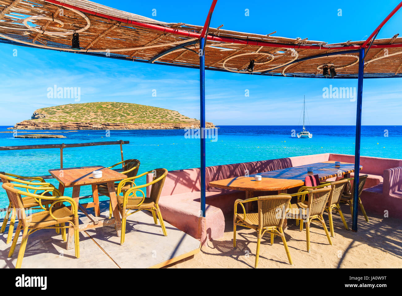 L'île d'Ibiza, ESPAGNE - 17 MAI 2017 : Coastal bar avec vue magnifique sur la mer sur la plage de Cala Comte, l'île d'Ibiza, Espagne. Banque D'Images