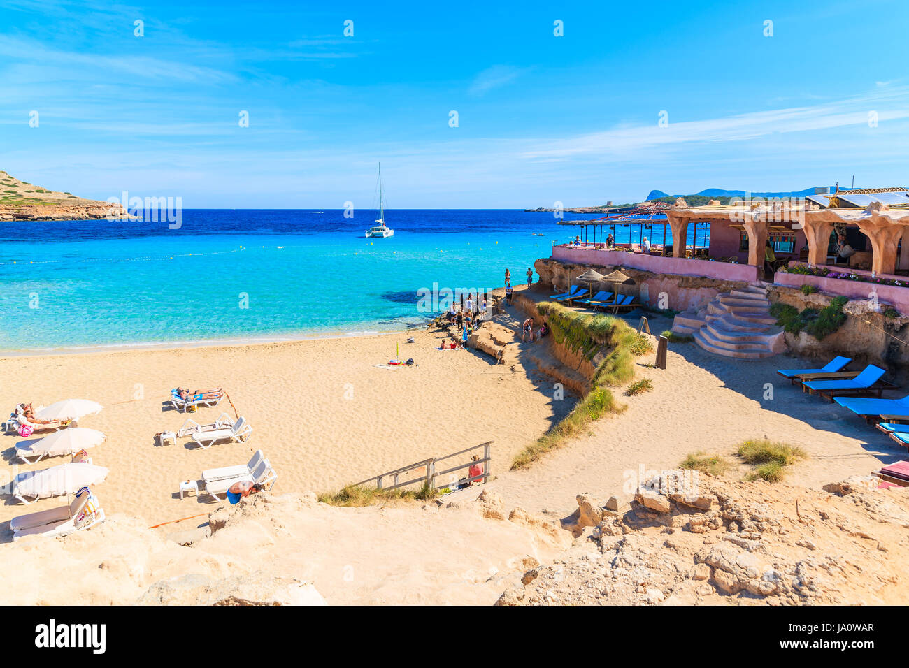 Plage de Cala Comte, l'île d'IBIZA - 17 MAI 2017 : vue de la plage de sable de Cala Comte et restaurant sur la côte, l'île d'Ibiza, Espagne. Banque D'Images