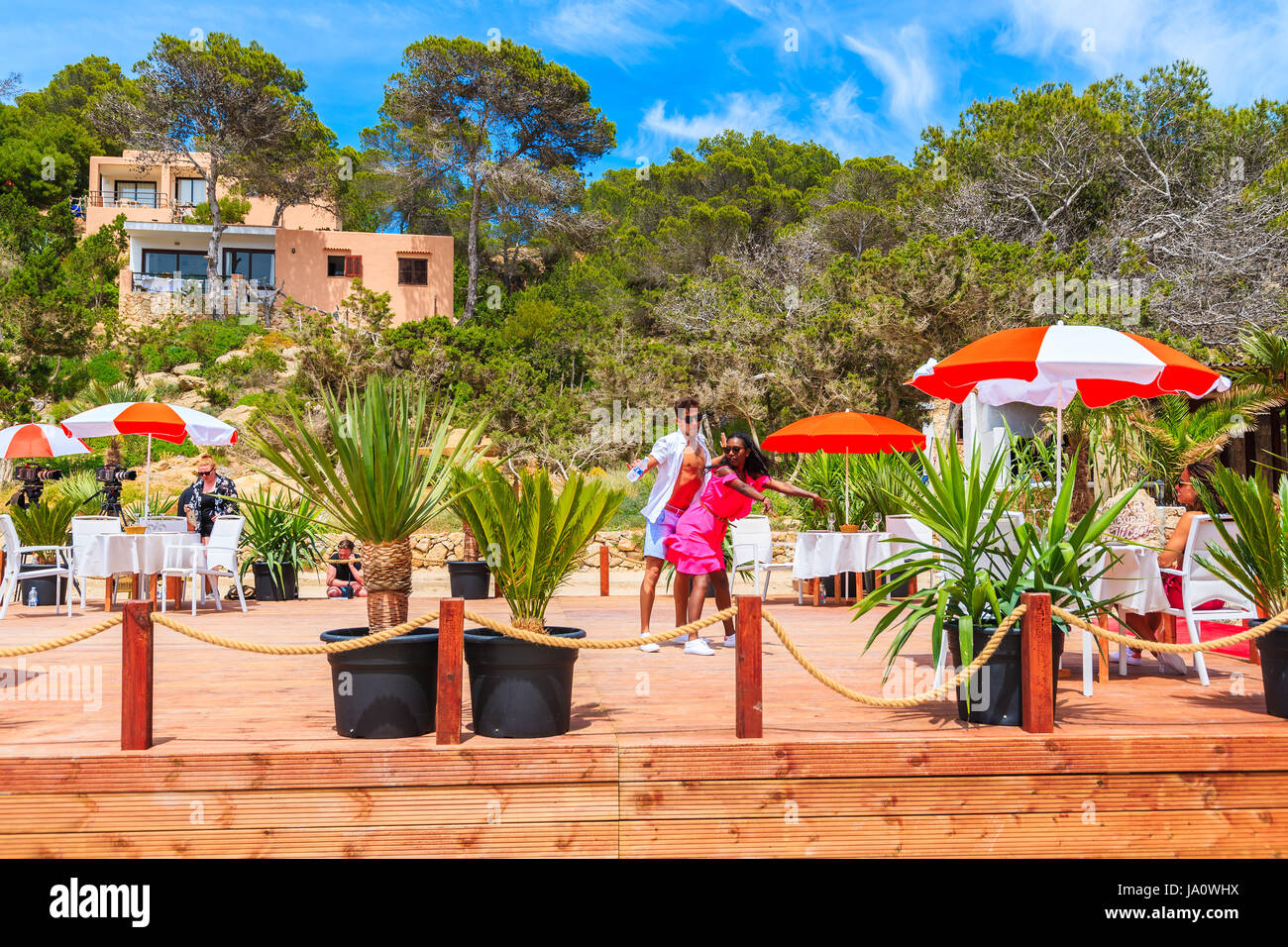 L'île d'Ibiza, ESPAGNE - 17 MAI 2017 : deux jeunes personnes dansant sur la terrasse du restaurant de la plage à Cala Carbo alors qu'ils sont filmés en vue t Banque D'Images