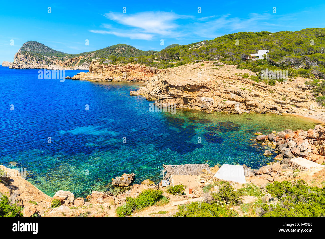 L'eau de mer bleue de Punta Galera baie entourée de formations de pierre incroyable, l'île d'Ibiza, Espagne Banque D'Images