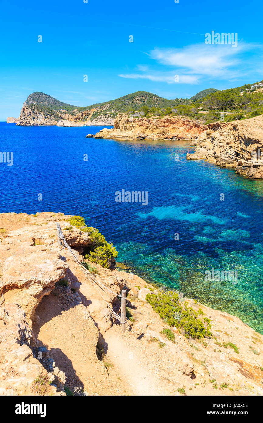 L'eau de mer bleue de Punta Galera baie entourée de formations de pierre incroyable, l'île d'Ibiza, Espagne Banque D'Images