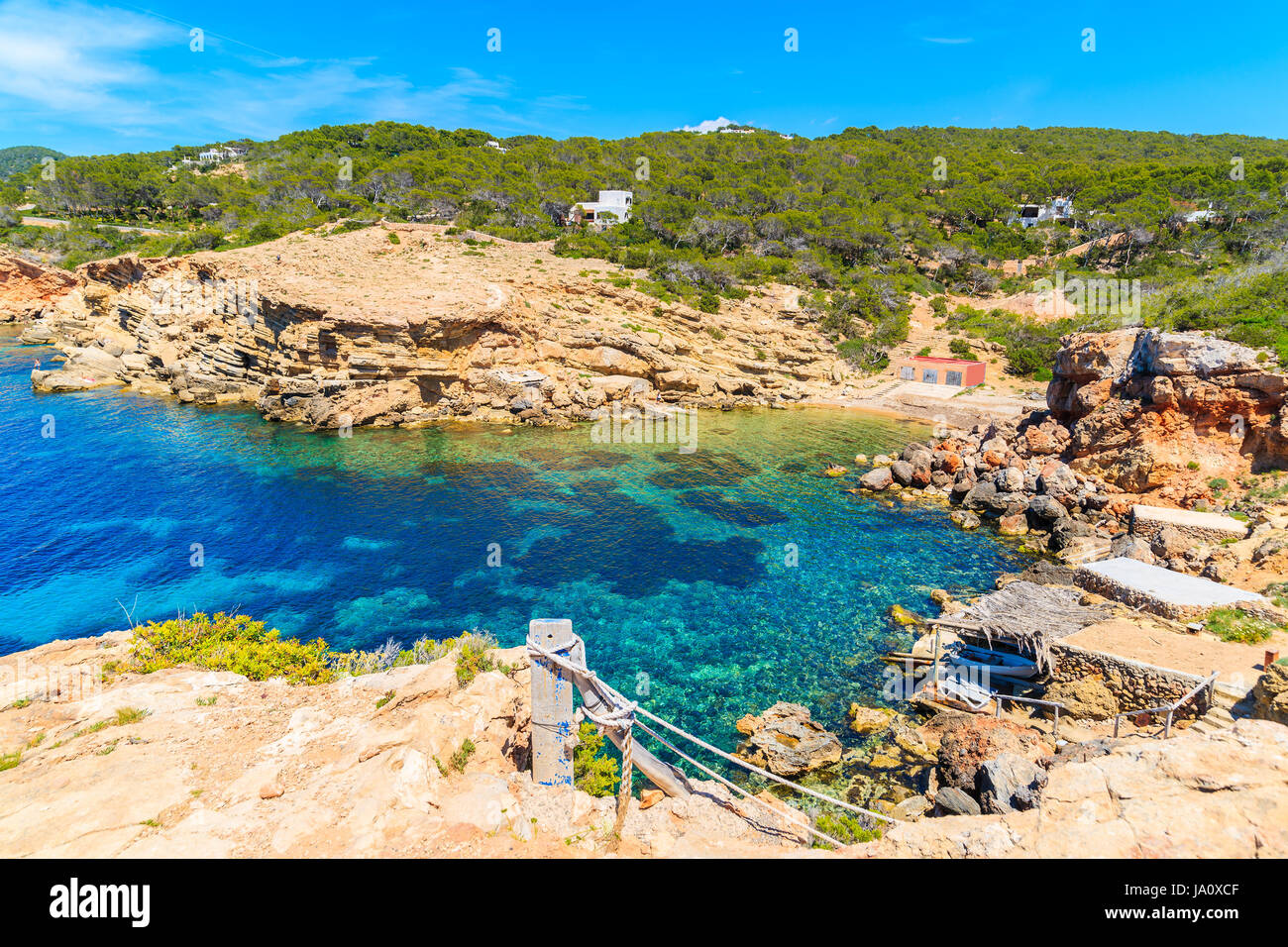L'eau de mer bleue de Punta Galera plage entourée par des formations de pierre, l'île d'Ibiza, Espagne Banque D'Images