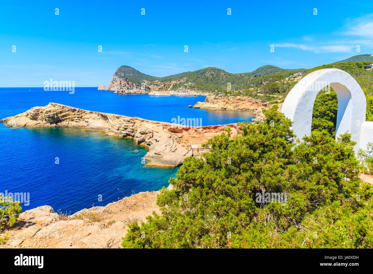 Arche blanche gate sur chemin côtier à Punta Galera baie entourée de formations de pierre incroyable, l'île d'Ibiza, Espagne Banque D'Images