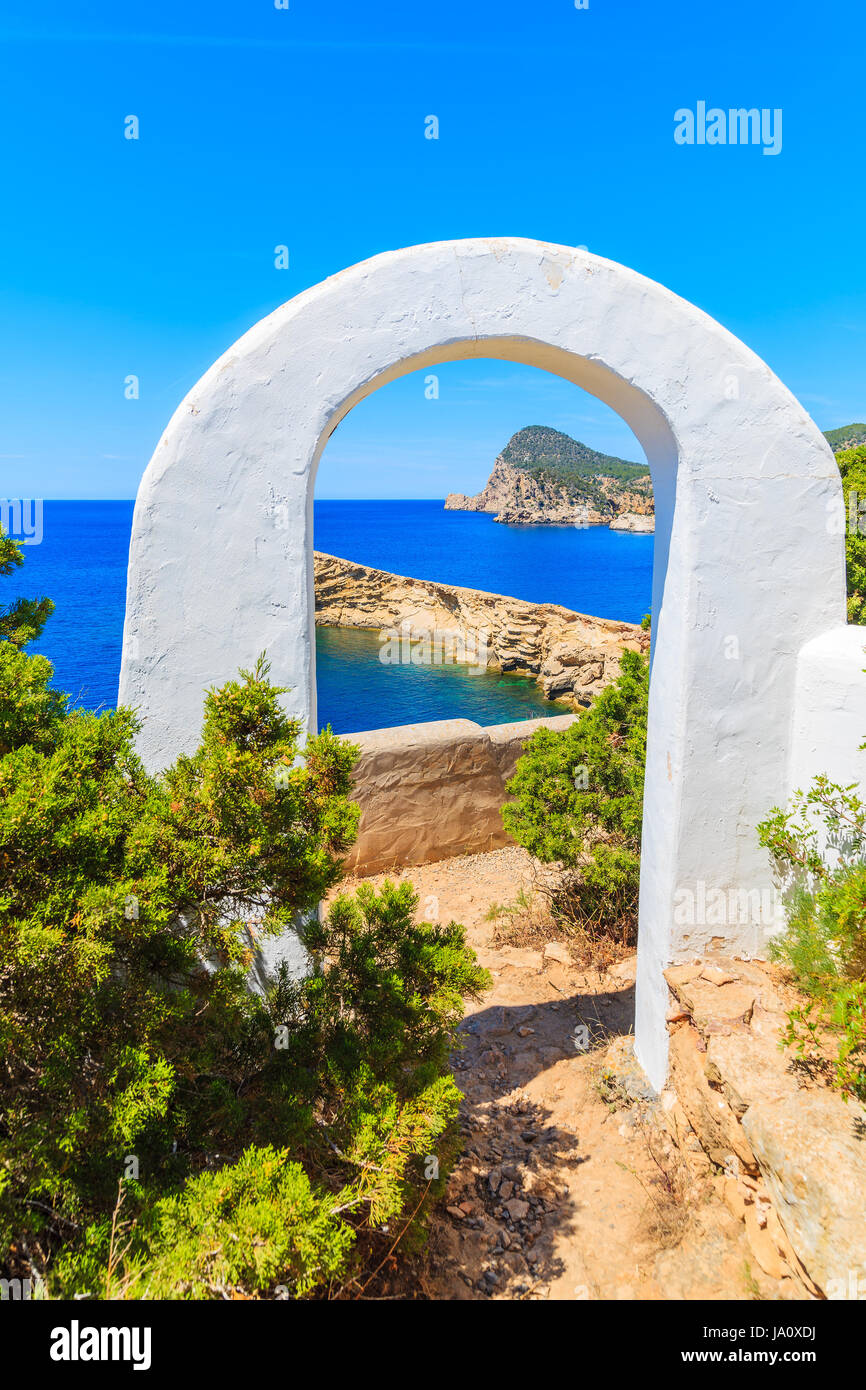 Arche blanche gate sur chemin côtier à Punta Galera baie entourée de formations de pierre incroyable, l'île d'Ibiza, Espagne Banque D'Images