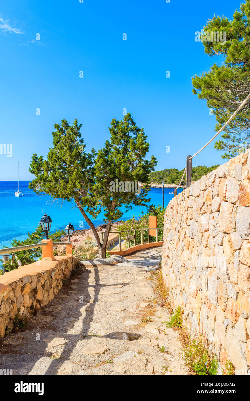 Chemin de plage dans la baie de Cala Portinatx, Ibiza island, Espagne Banque D'Images