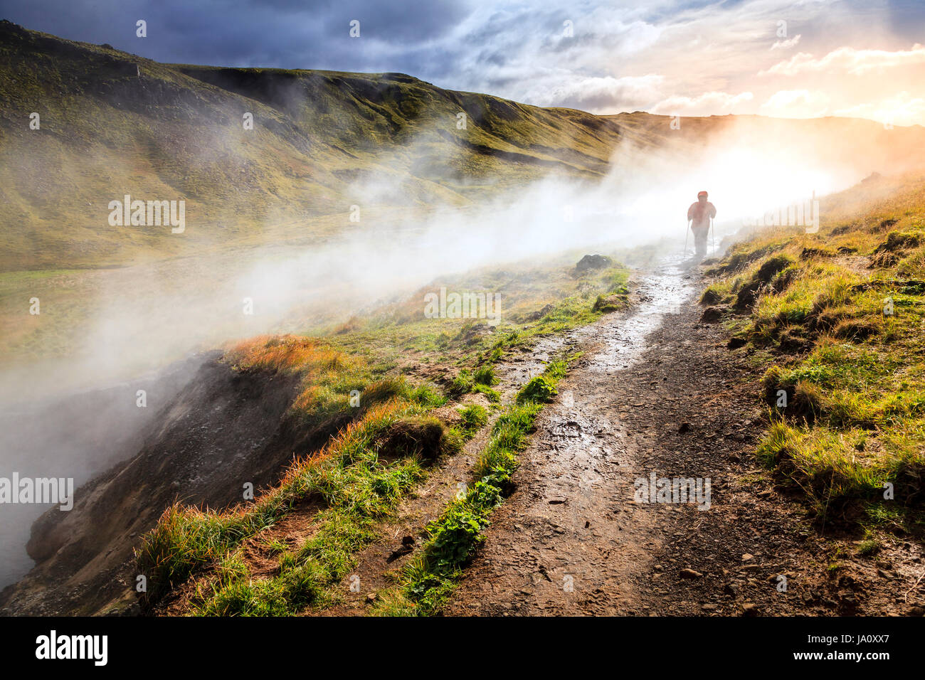 La randonnée le long de la rivière dans la vallée de Reykjadalur chaud dans le sud de l'Islande Banque D'Images