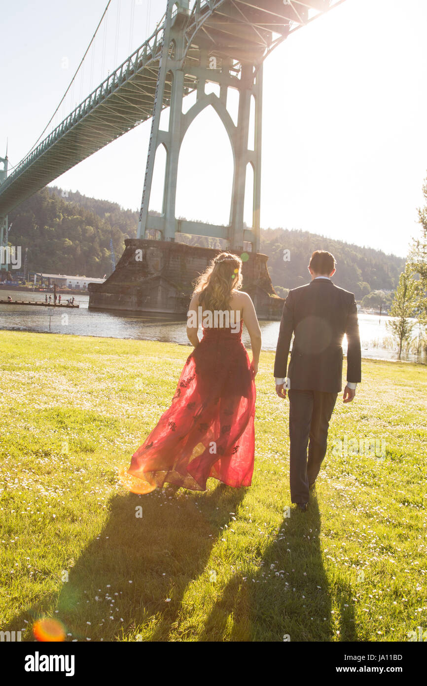 2 personnes marche loin avec la transmission de la lumière du soleil. Banque D'Images