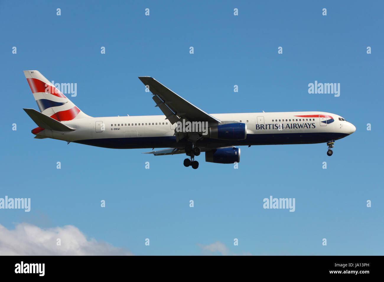 London Heathrow, Polynésie française - 25. Mai 2013 : Boeing 767-300ER eine  der British Airways mit der Kennung G-BNWI landet auf dem Flughafen Londres  Heathrow (LHR). British Airways ist die fait Drehkreuz