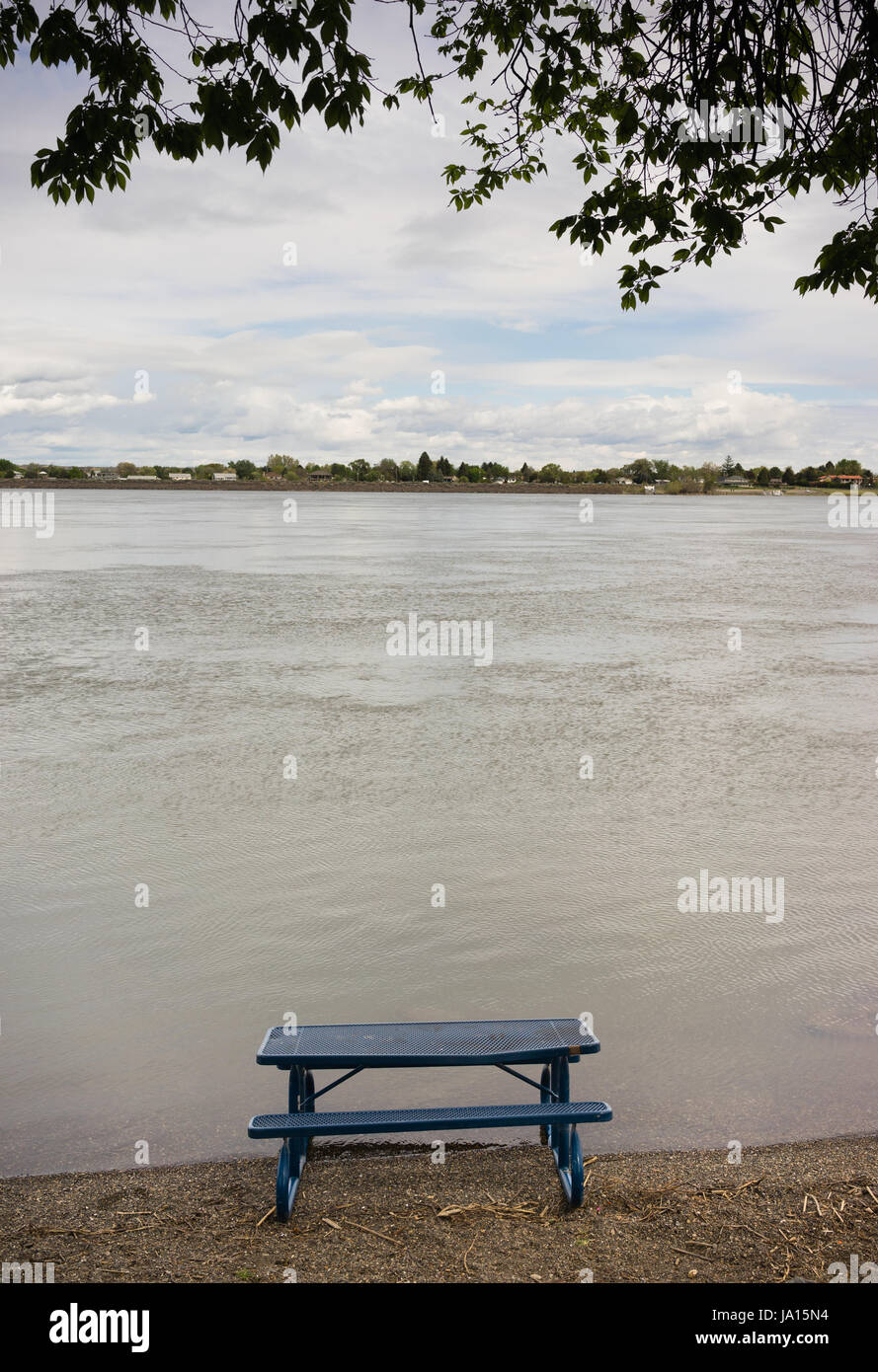 L'abondance de la grande rivière Columbia flux par une table de pique-nique sur la rive Banque D'Images