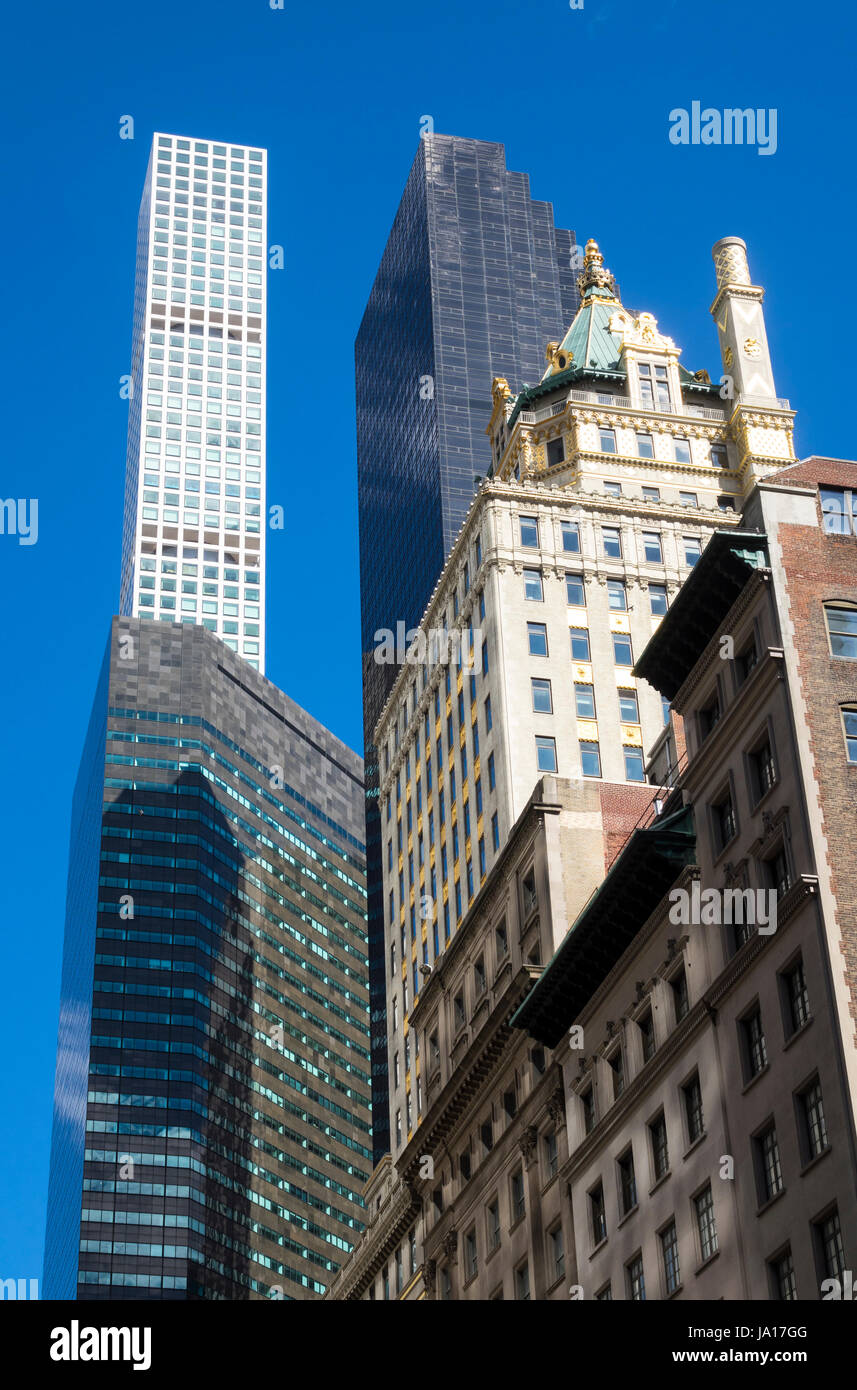 Le classique jeu de construction de la couronne ornée 1921 contre les gratte-ciel modernes sur la 57e Rue à New York City. C'est Trump Tower directement derrière la couronne. Banque D'Images