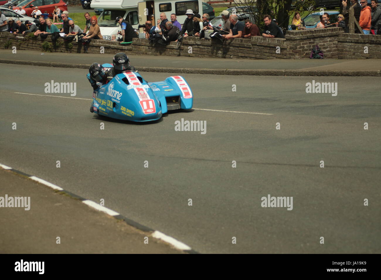 Île de Man TT Races, side-car, course d'essais qualificatifs samedi 3 juin 2017. Side-car séance de qualifications. Numéro 11, Tony Baker et Fiona Baker-Holden sur leur 600cc Suzuki du side-car Baker Silicone Engineering et Carl Cox Motorsport team. Credit : Eclectic Art et photographie/Alamy Live News. Banque D'Images