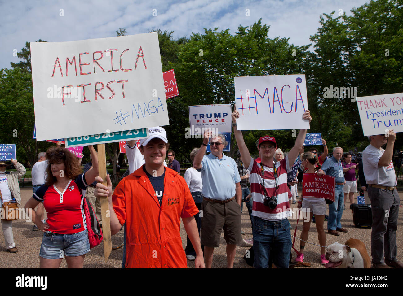 Washington, DC, USA, 3 juin, 2017 : Trump partisans se rassembler devant la Maison Blanche pour montrer l'approbation de la décision du président pour quitter Paris Accord climatique. Credit : B Christopher/Alamy Live News Banque D'Images