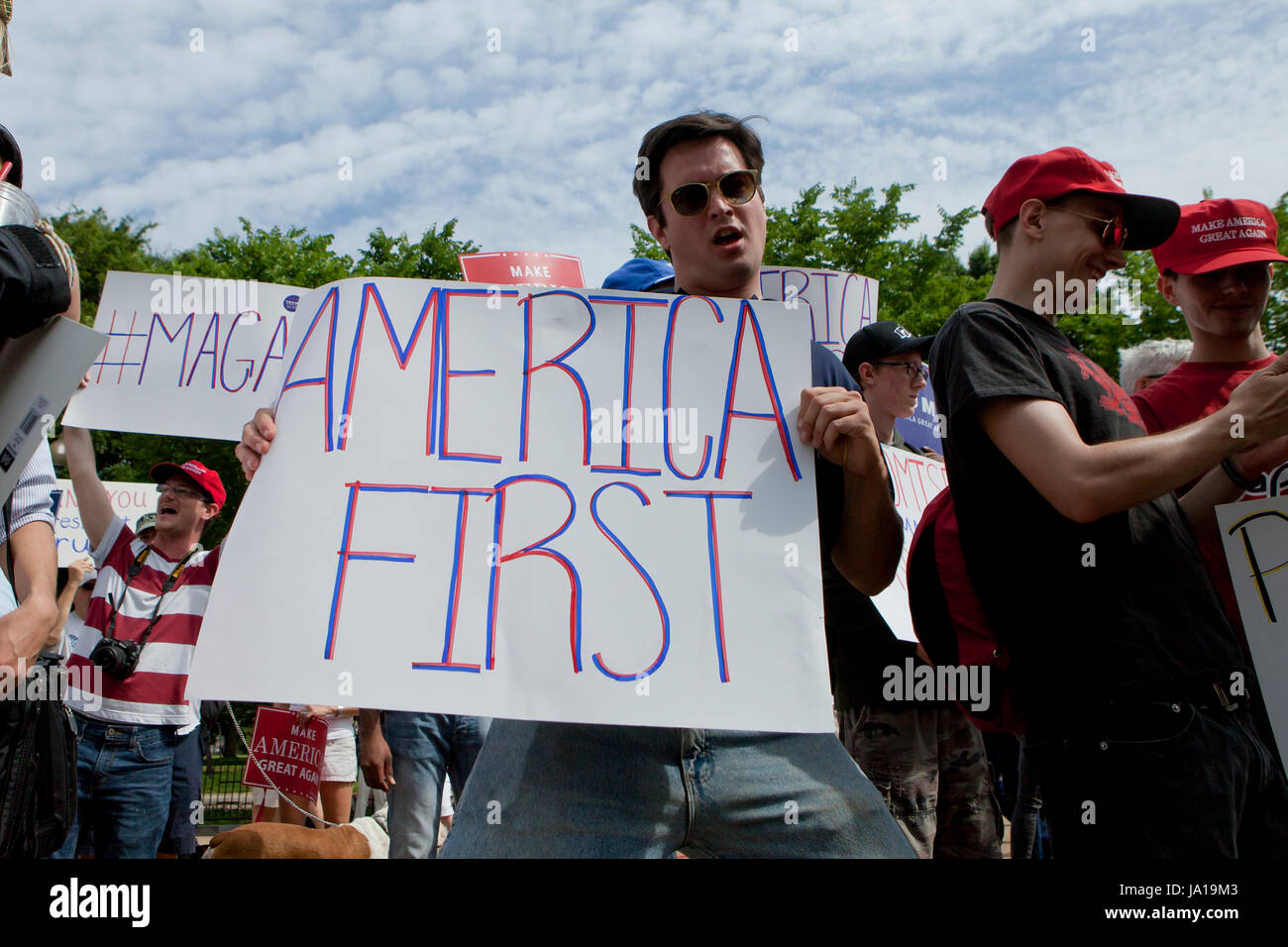 Washington, DC, USA, 3 juin, 2017 : Trump partisans se rassembler devant la Maison Blanche pour montrer l'approbation de la décision du président pour quitter Paris Accord climatique. Credit : B Christopher/Alamy Live News Banque D'Images