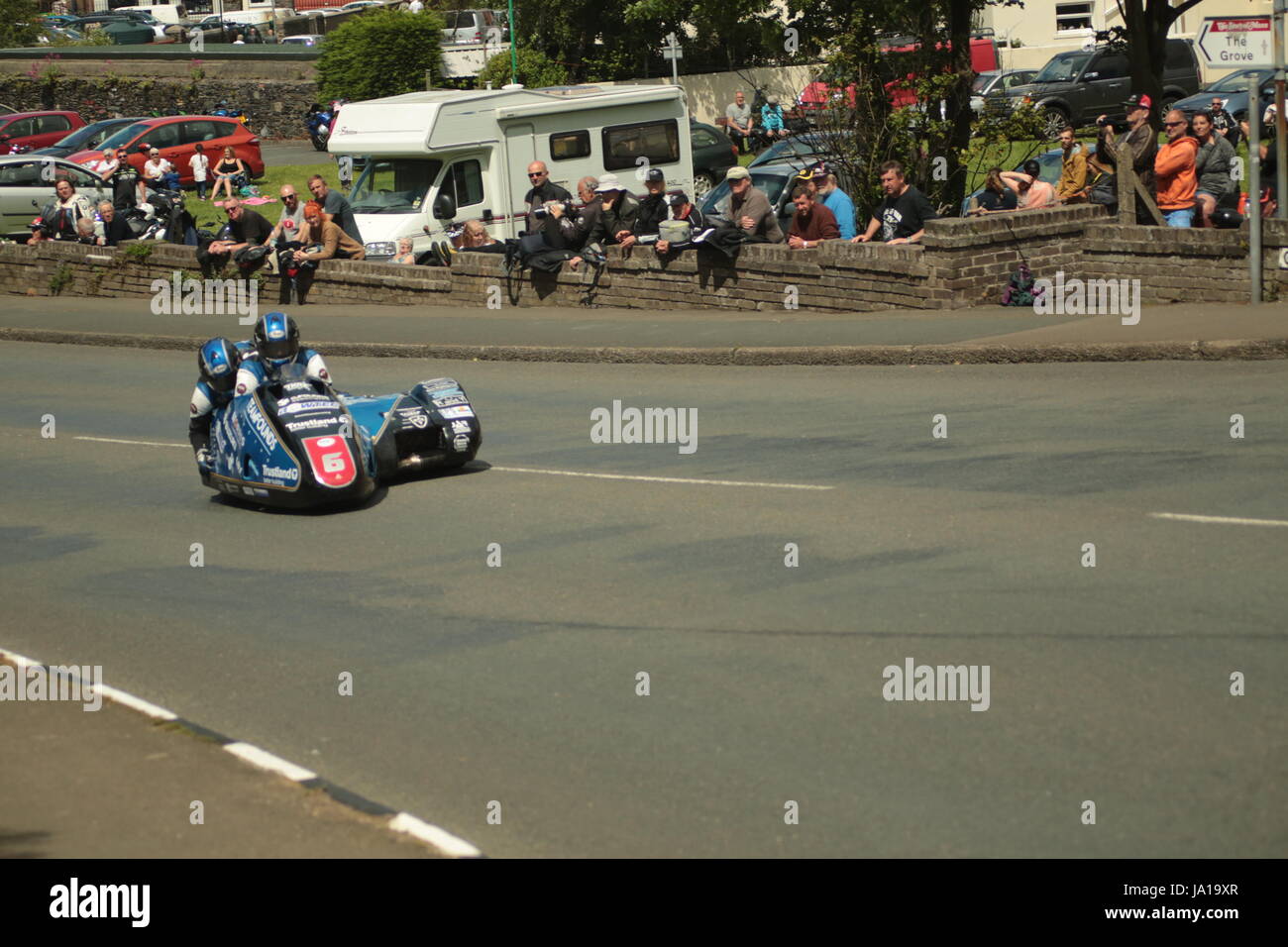 Île de Man TT Races, side-car, course d'essais qualificatifs samedi 3 juin 2017. Side-car séance de qualifications. Numéro 6, Peter fonde et Jevan Walmsley sur un 600cc Honda LCR side-car de l'équipe de course Klaffi de Tenterden. Credit : Eclectic Art et photographie/Alamy Live News Banque D'Images