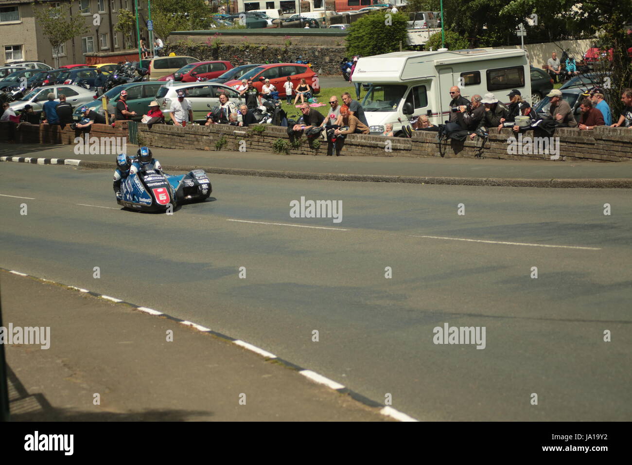 Île de Man TT Races, side-car, course d'essais qualificatifs samedi 3 juin 2017. Side-car séance de qualifications. Numéro 6, Peter fonde et Jevan Walmsley sur un 600cc Honda LCR side-car de l'équipe de course Klaffi de Tenterden. Credit : Eclectic Art et photographie/Alamy Live News Banque D'Images