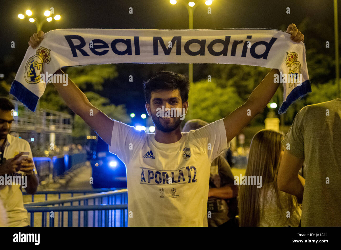 Madrid, Espagne. 3 juin, 2017. Real Madrid 12 ventilateur célébrant le titre de la Ligue des Champions à Madrid, Espagne. Credit : Marcos del Mazo/Alamy Live News Banque D'Images