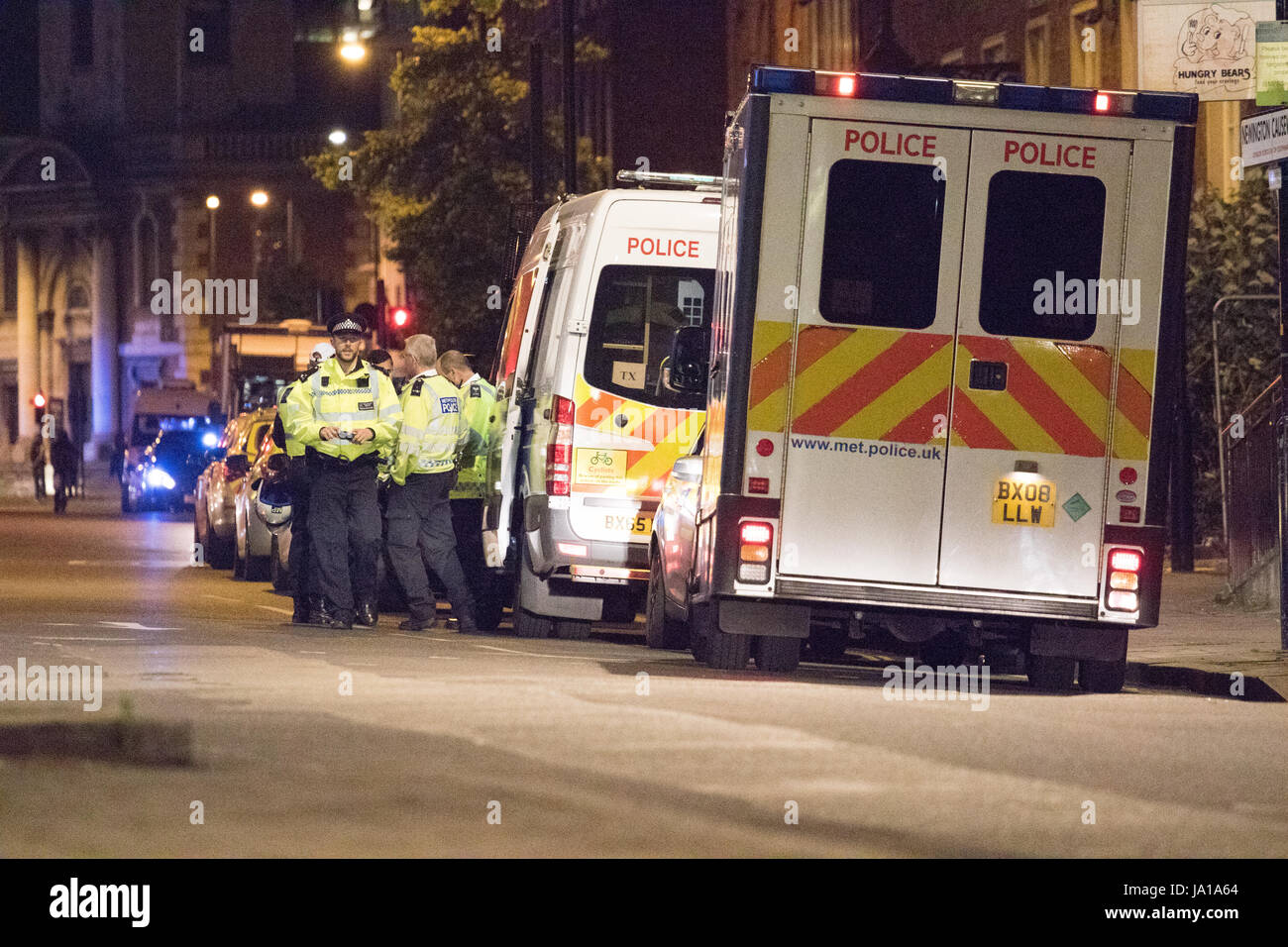 Londres, Royaume-Uni. 04 Juin, 2017. La police et les unités de réponse répondre à incident terroriste sur le pont de Londres samedi soir. Six personnes ont été tuées dans des attentats de Londres. Photos prises peu après minuit le samedi soir, dimanche matin. Credit : Brayan Lopez/Alamy Live News Banque D'Images