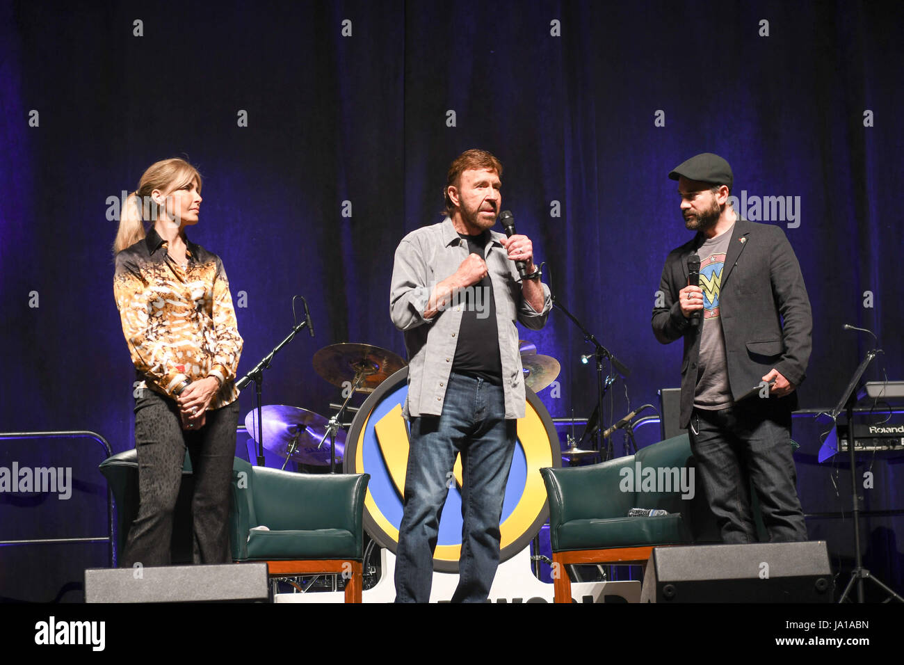 Philadelphie, Pennsylvanie, USA. 3 juin, 2017. Film légendaire et star, CHUCK NORRIS et sa femme GENA O'Kelley, parlant à un assistant du panel mondial session à la Philadelphia Convention Center de Philadelphie PA Credit : Ricky Fitchett/ZUMA/Alamy Fil Live News Banque D'Images