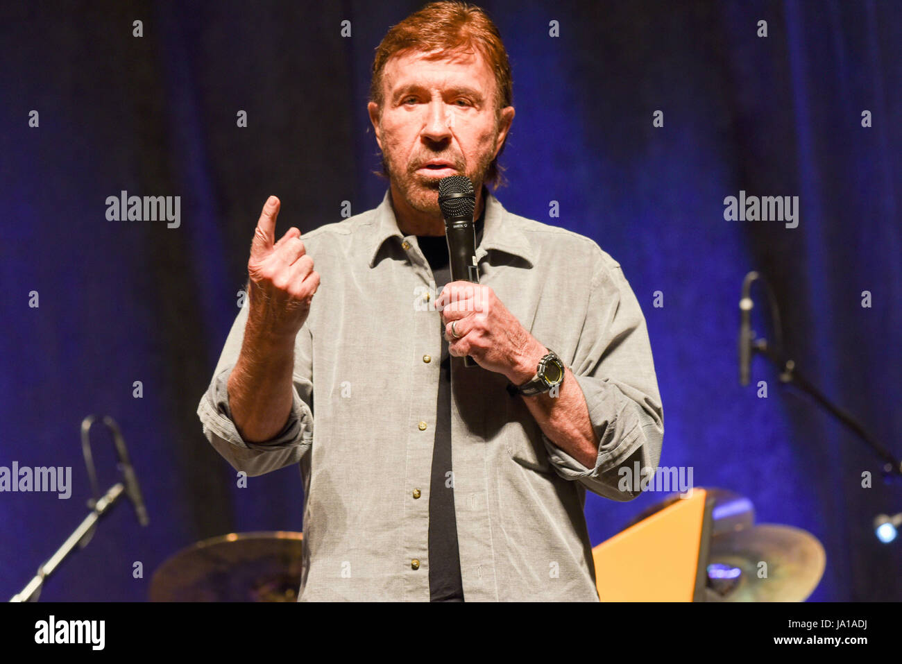 Philadelphie, Pennsylvanie, USA. 3 juin, 2017. Film légendaire et star, CHUCK NORRIS, parlant à un assistant du panel mondial session à la Philadelphia Convention Center de Philadelphie PA Credit : Ricky Fitchett/ZUMA/Alamy Fil Live News Banque D'Images