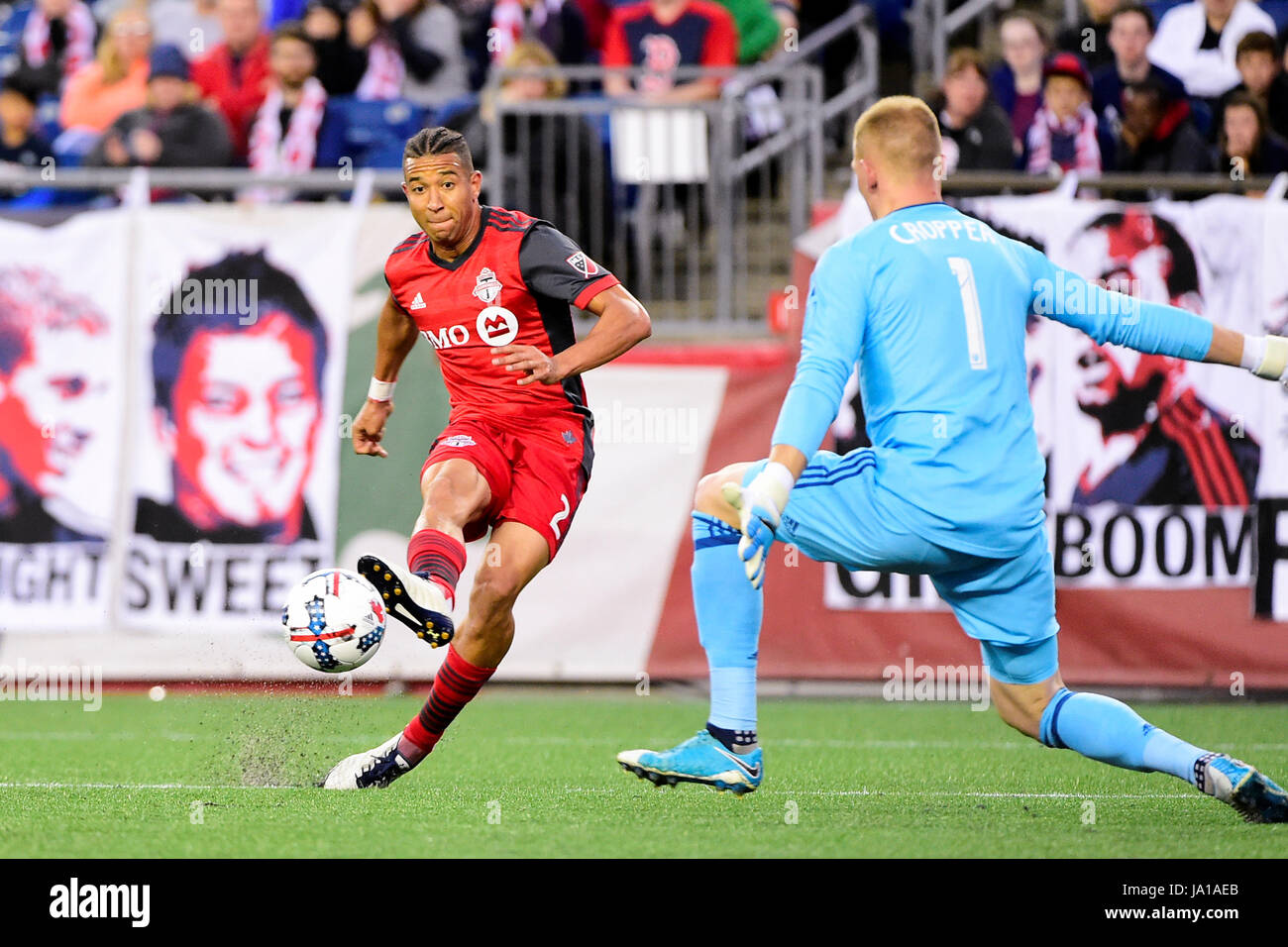 Foxborough dans le Massachusetts, aux États-Unis. 3 juin, 2017. Défenseur du FC de Toronto Justin Morrow (2) shoots contre New England Revolution attaquant Cody Cropper (1) au cours de la MLS match entre Toronto FC et le New England Revolution tenue au Stade Gillette à Foxborough dans le Massachusetts. A la mi-temps la révolution laisse le Toronto FC 1-0. Eric Canha/CSM/Alamy Live News Banque D'Images