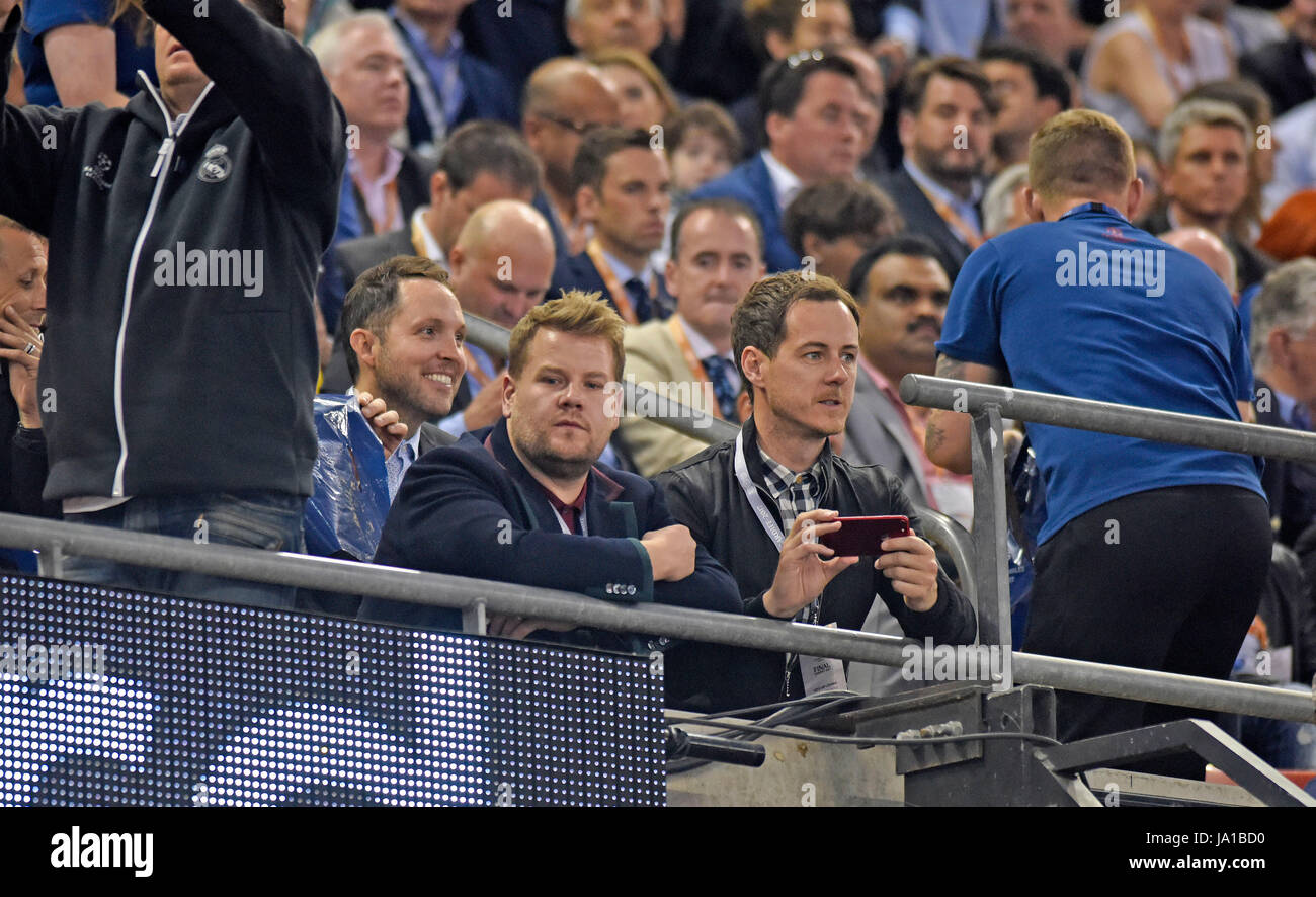 James Corden regarder la finale de la Ligue des Champions entre la Juventus et le Real Madrid au Stade National du Pays de Galles à Cardiff. Banque D'Images