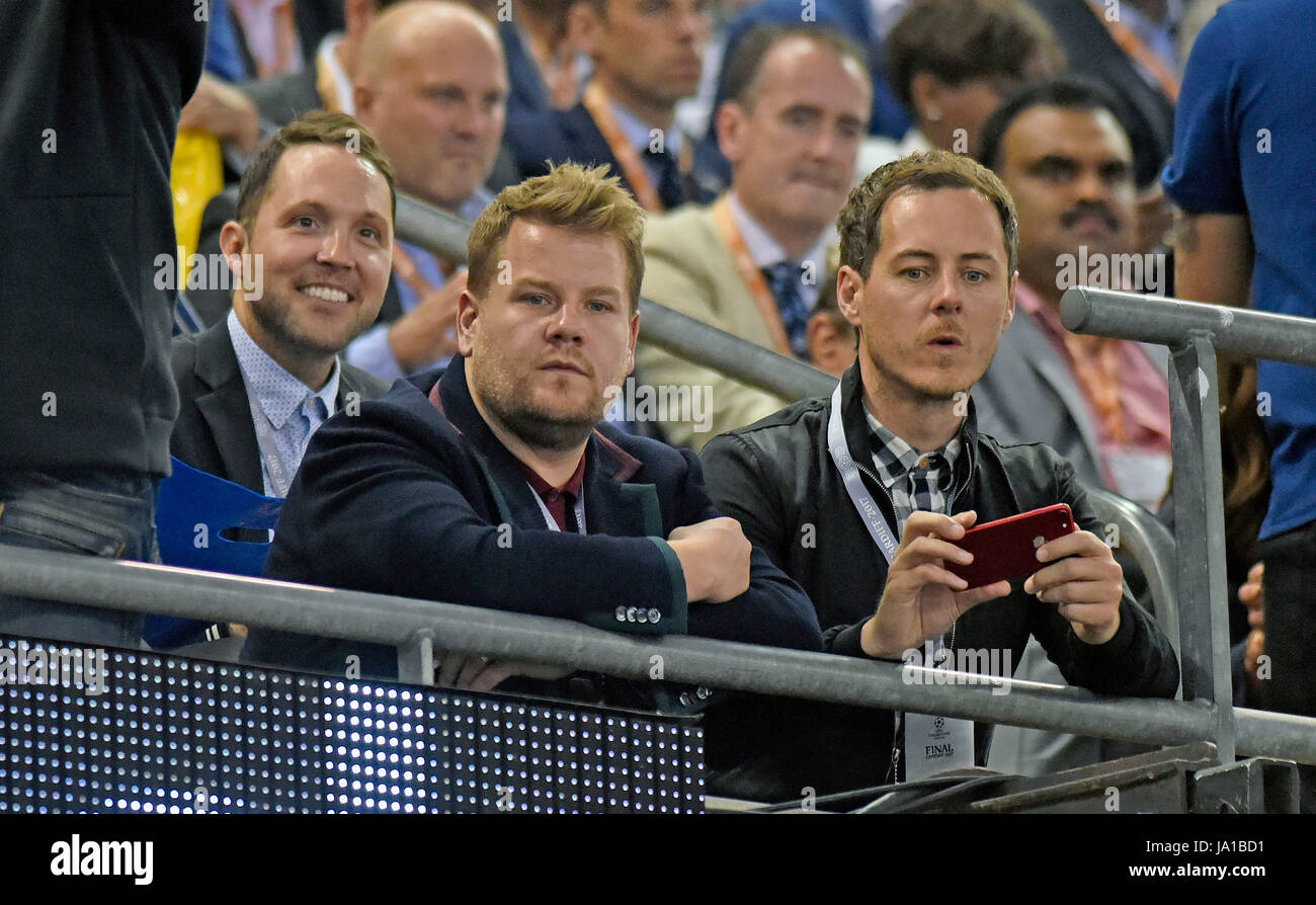 James Corden regarder la finale de la Ligue des Champions entre la Juventus et le Real Madrid au Stade National du Pays de Galles à Cardiff. Banque D'Images