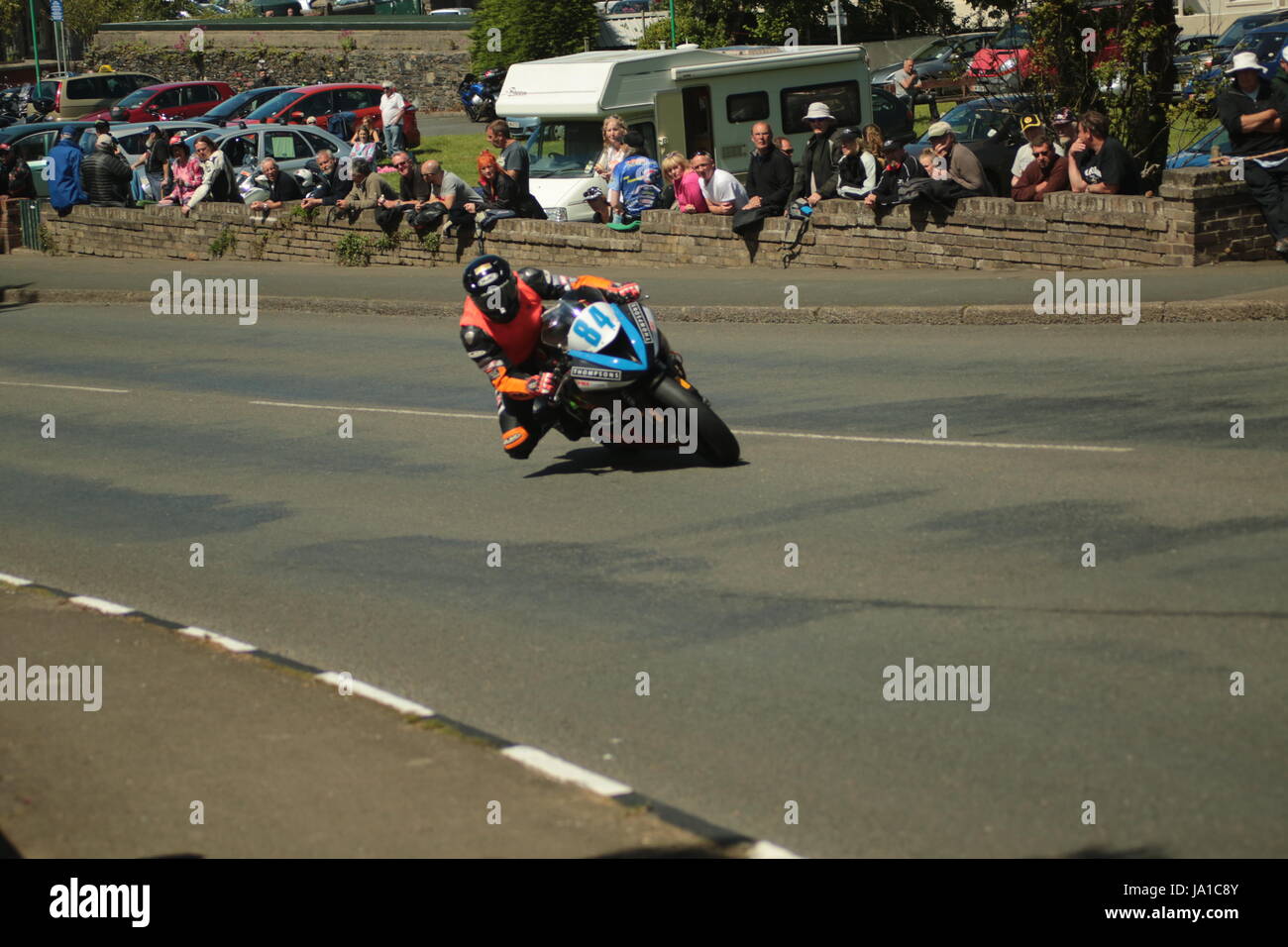 Île de Man TT Races, la race d'essais qualificatifs, samedi 3 juin 2017.Supersport/léger/Nouveaux arrivants (tous les cours) séance de qualifications. Rider/détails de l'équipe d'être ajoutées prochainement. Credit : Eclectic Art et photographie/Alamy Live News Banque D'Images