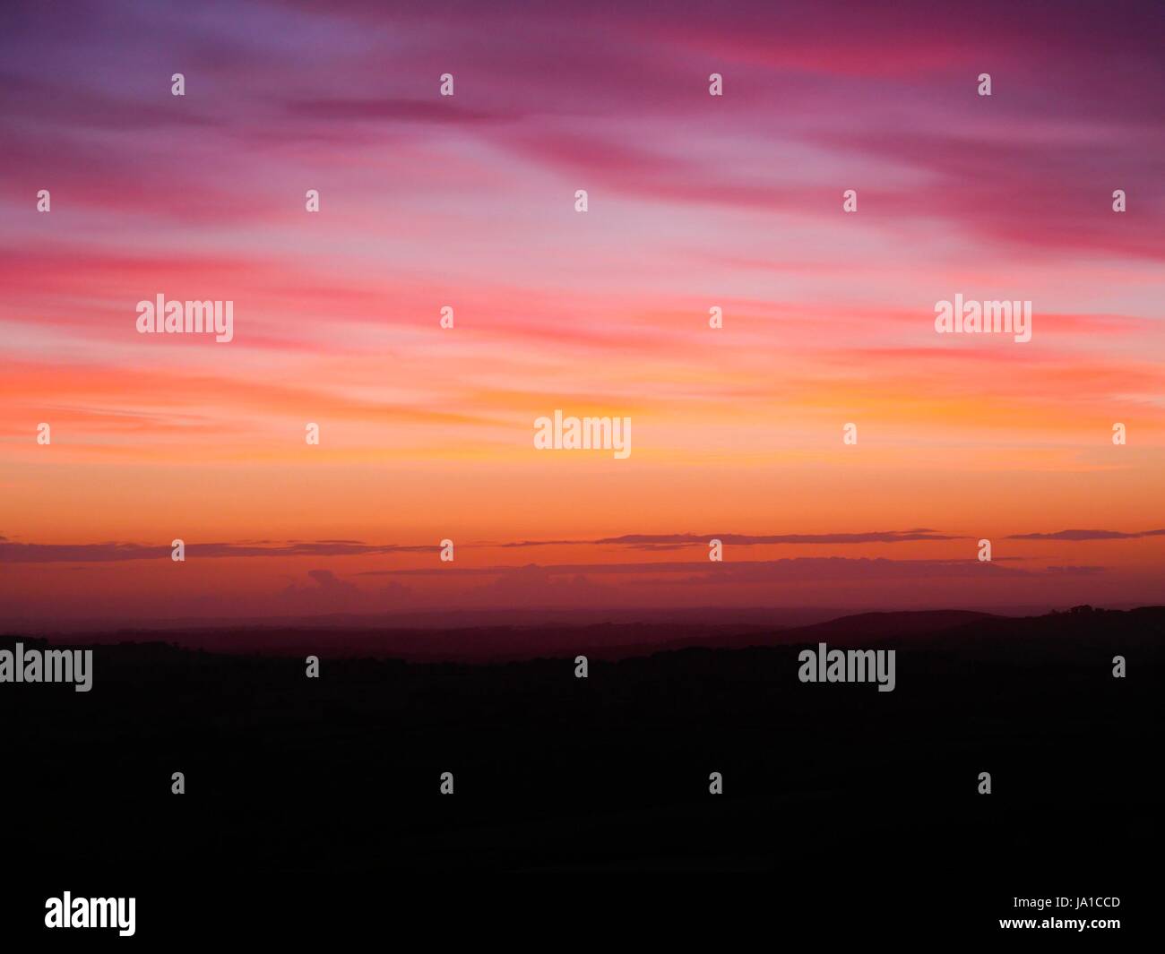 Stylo Pilsden, Dorset, UK. 4 juin, 2017. Pour commencer la journée colorées comme des couleurs éclatantes illuminent le ciel du haut jusqu'à West Dorset. Crédit : Dan Tucker/Alamy Live News Banque D'Images