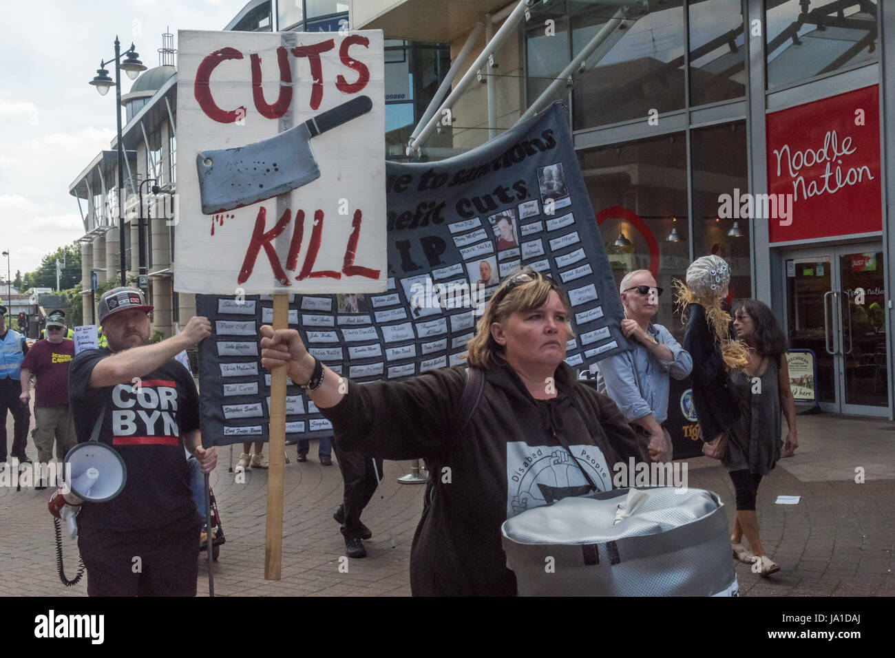 Maidenhead, Royaume-Uni. 3e juin 2017. Paula Peters est titulaire d'une plaque-étiquette 'Kill' coupes que les handicapés contre les coupures (ATLC) Manifestation à Theresa May's circonscription contre le gouvernement conservateur, le premier au monde à être déclaré coupable de la violation grave et systématique des personnes handicapées en matière de droits de l'homme par l'ONU. Les coupes qu'ils ont réalisés depuis 2010 ont eu 9 fois plus d'impact sur les personnes handicapées que sur tout autre groupe, 19 fois plus pour ceux ayant la plus forte des besoins d'appui. L'ATLC dire politiques conservateurs sont sans coeur et sont affamés, isoler et finalement tuer la mobilité. Credit : ZUMA Press, Inc./Alamy Banque D'Images