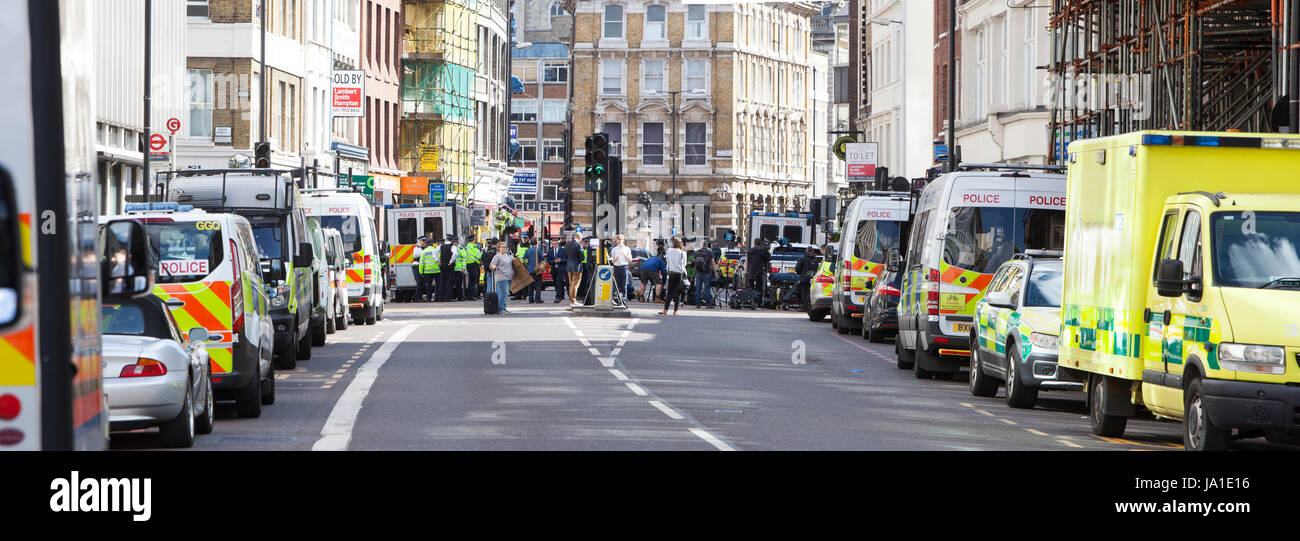 Londres, Royaume-Uni. 04 Juin, 2017. Matin après l'attaque terroriste le samedi Juin 03.06.2017, Londres, Borough High Street, Borough Market, London, UK, juin 04.06.2017, il y a encore une forte présence policière et la route et Borough High Street est barrée juste en face du quartier du marché. En plus de beaucoup de policiers, il y a des hommes de l'appareil photo et quelques civils éparpillés autour. Credit : Katja Heber/Alamy Live News Banque D'Images