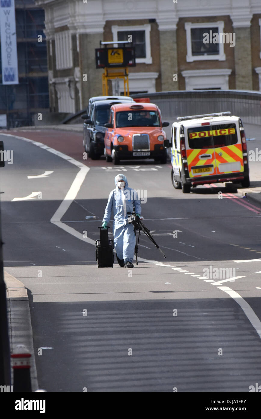 London Bridge, London, UK. 4 juin, 2017. Police et SOCO offficers sur le pont de Londres. Crédit : Matthieu Chattle/Alamy Live News Banque D'Images