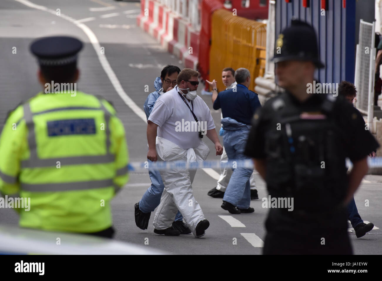 London Bridge, London, UK. 4 juin, 2017. Police et SOCO offficers sur le pont de Londres. Crédit : Matthieu Chattle/Alamy Live News Banque D'Images