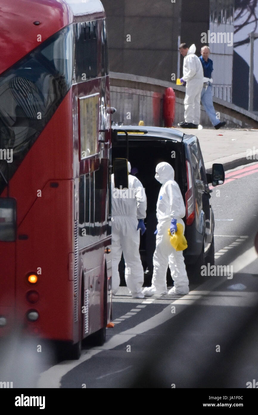 London Bridge, London, UK. 4 juin, 2017. Police et SOCO offficers sur le pont de Londres. Crédit : Matthieu Chattle/Alamy Live News Banque D'Images