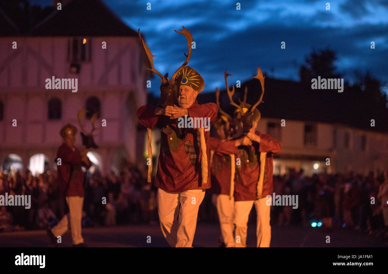 Thaxted, Essex, Royaume-Uni. 06Th Juin, 2017. Thaxted Morris Week-end des 3 et 4 juin 2017 une réunion des clubs membres de la Morris Ring célébrant le 90e anniversaire de la fondation de la danse Morris Thaxted côté ou dans l'équipe de Thaxted, Nord Ouest de l'Essex, Angleterre Royaume-uni. Des centaines de danseurs Morris de l'UK et cette année, le côté de Silkeborg Danemark passent la majeure partie de samedi à l'extérieur danse pubs dans les villages voisins où quantité de bière est consommée. En fin d'après-midi tous les côtés se rassemblent en Thaxted où massé danse est effectuée le long de la rue de la ville. Crédit : BRIAN HARRIS/Alamy Live News Banque D'Images