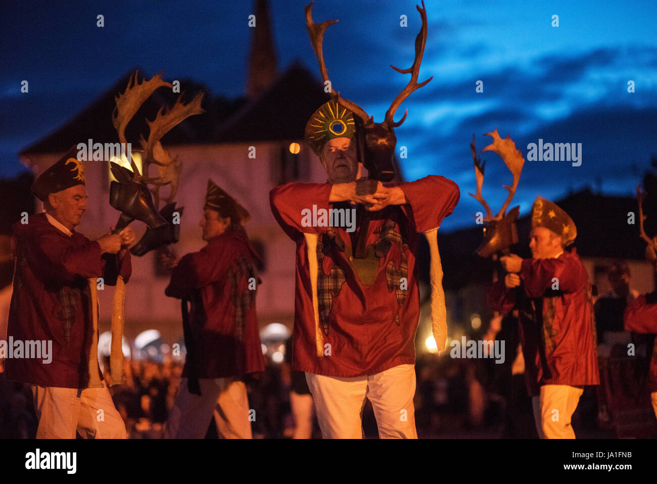 Thaxted, Essex, Royaume-Uni. 06Th Juin, 2017. Thaxted Morris Week-end des 3 et 4 juin 2017 une réunion des clubs membres de la Morris Ring célébrant le 90e anniversaire de la fondation de la danse Morris Thaxted côté ou dans l'équipe de Thaxted, Nord Ouest de l'Essex, Angleterre Royaume-uni. Des centaines de danseurs Morris de l'UK et cette année, le côté de Silkeborg Danemark passent la majeure partie de samedi à l'extérieur danse pubs dans les villages voisins où quantité de bière est consommée. En fin d'après-midi tous les côtés se rassemblent en Thaxted où massé danse est effectuée le long de la rue de la ville. Crédit : BRIAN HARRIS/Alamy Live News Banque D'Images