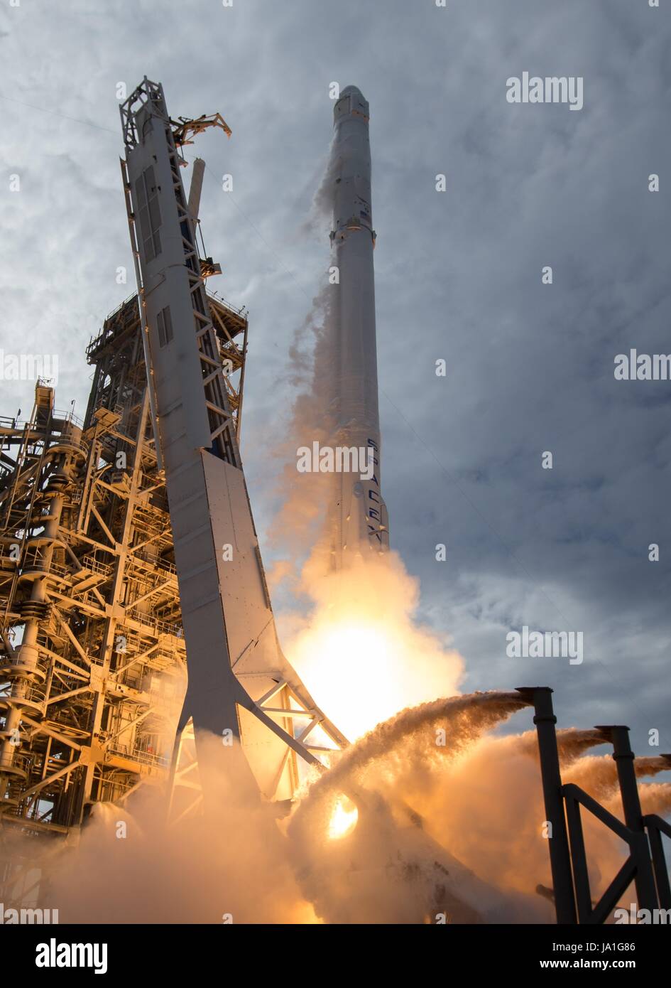 Cap Canaveral, États-Unis d'Amérique. 06Th Juin, 2017. Le SpaceX Falcon 9 fusée avec le dragon spacecraft décolle à bord du complexe de lancement 39A au Centre spatial Kennedy le 3 juin 2017 au Cap Canaveral, en Floride. Dragon est transportant près de 6 000 livres de la science, de la recherche et des fournitures de l'équipage du matériel à la Station spatiale internationale. Credit : Planetpix/Alamy Live News Banque D'Images