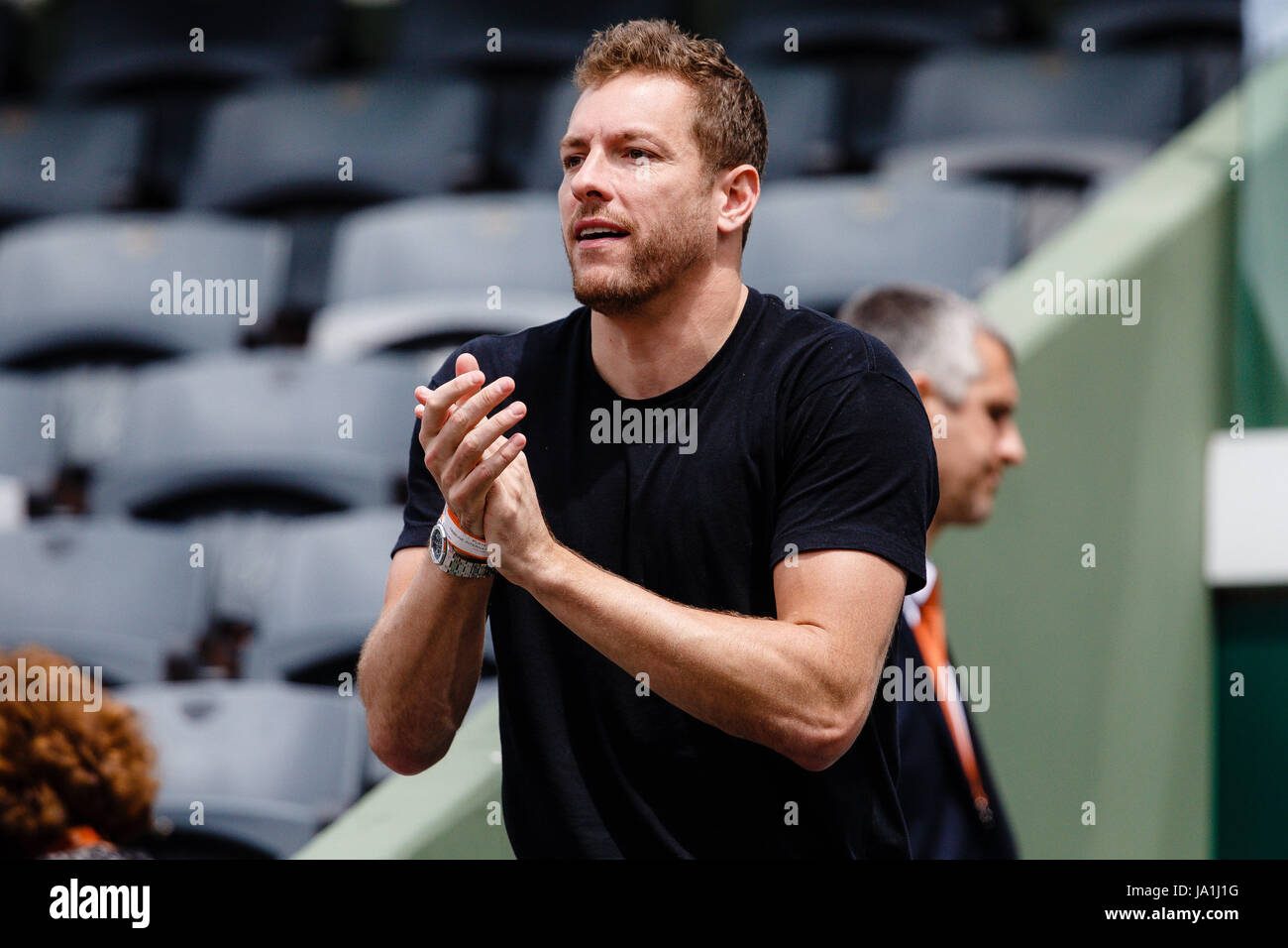 Paris, France, 4 juin 2017 : NBA-Pro David Lee au cours de la 4ème tour de sa petite amie Caroline Wozniackis au 2017 Open de France de Tennis de Roland Garros à Paris. Crédit : Frank Molter/Alamy Live News Banque D'Images