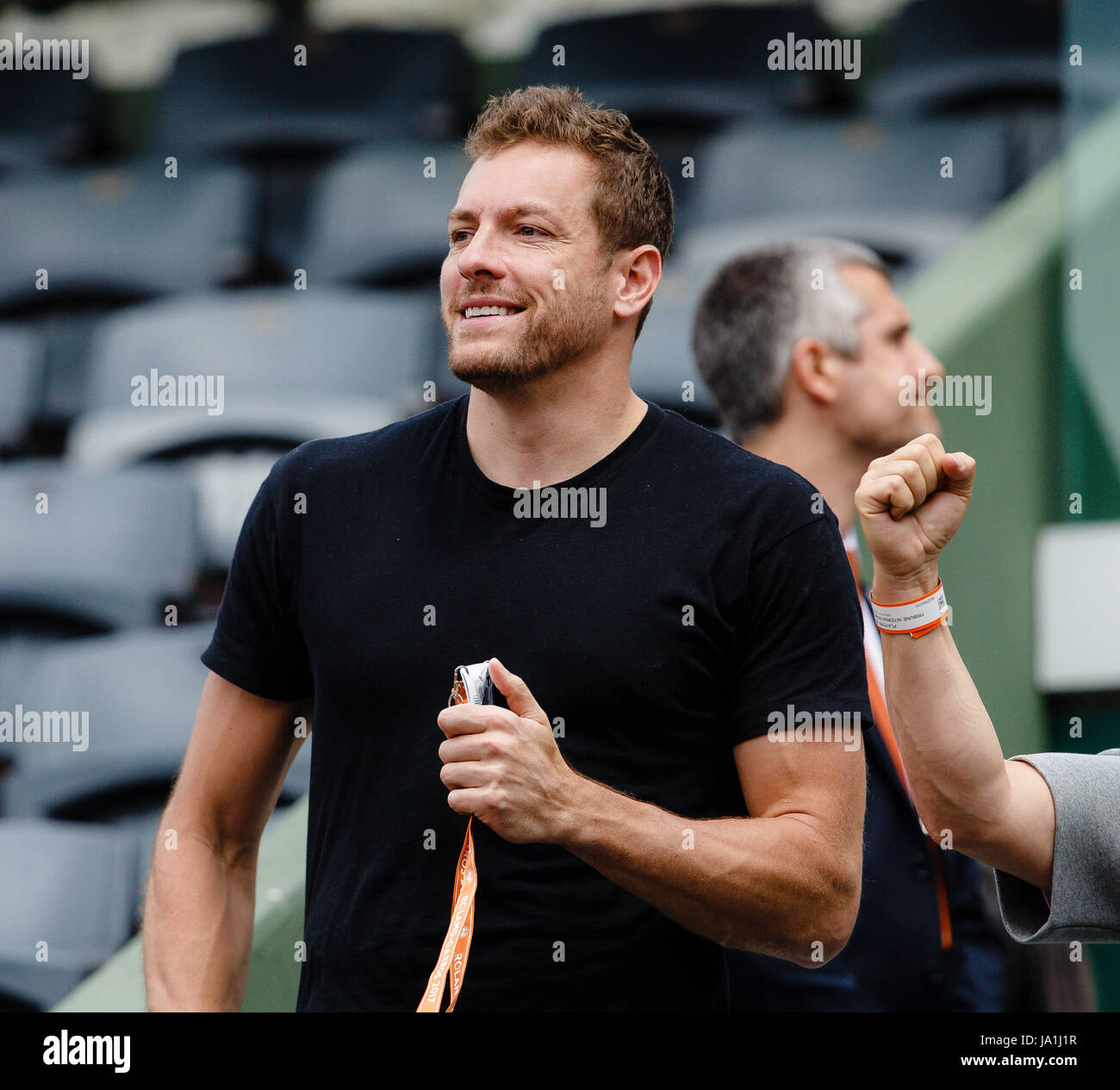 Paris, France, 4 juin 2017 : NBA-Pro David Lee au cours de la 4ème tour de sa petite amie Caroline Wozniackis au 2017 Open de France de Tennis de Roland Garros à Paris. Crédit : Frank Molter/Alamy Live News Banque D'Images