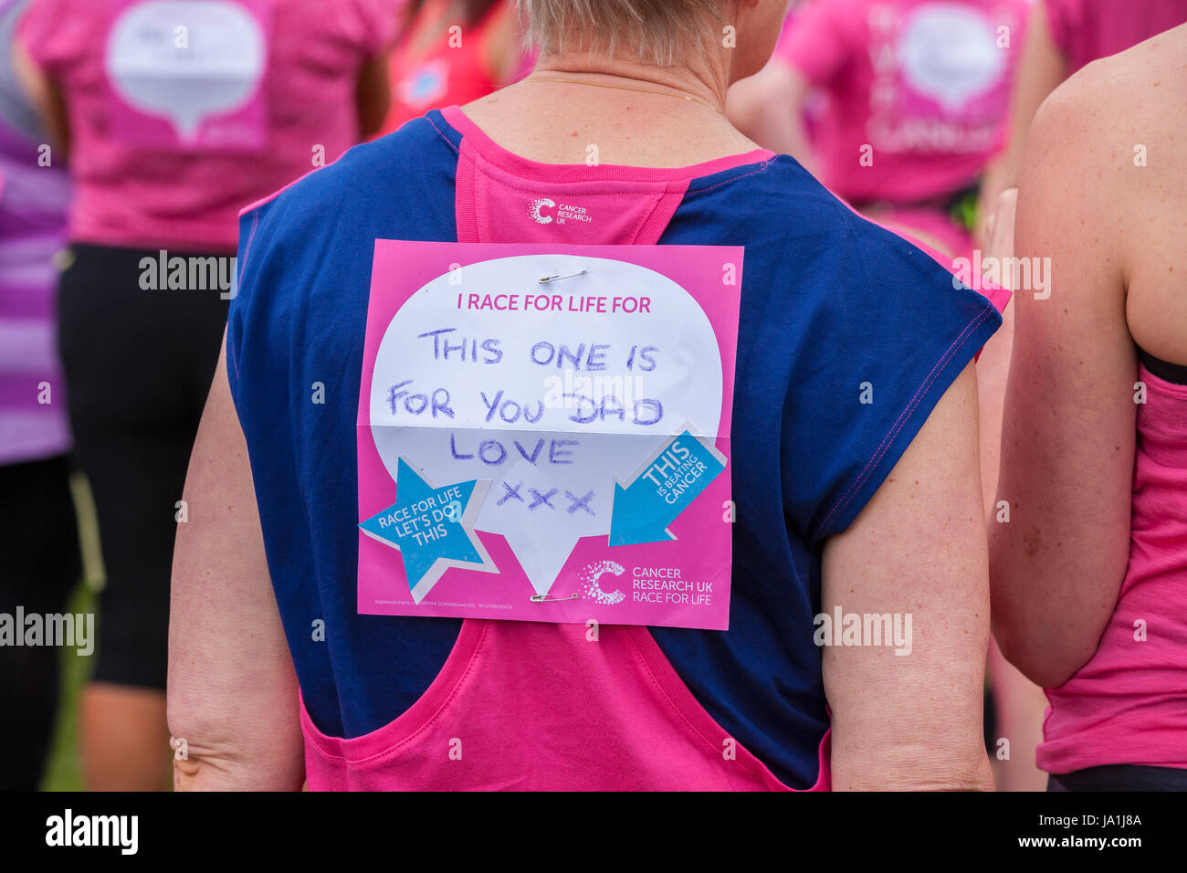 Abington, Northampton, Royaume-Uni 4 juin 2017. 5k de la recherche sur le cancer pour la vie, marcher, courir ou courir, 1700 arrivants pour cette après-midi événement qui serpente à travers Abington Park couvrant tous les domaines du parc pittoresque qui a débuté à 13 h. Credit : Keith J Smith./Alamy Live News. Banque D'Images
