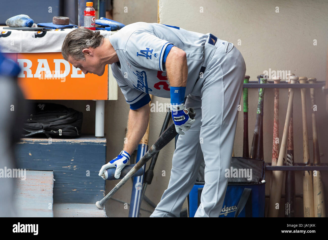 Milwaukee, WI, USA. 3 juin, 2017. Le deuxième but des Dodgers de Los Angeles, Chase Utley # 26 bat obtient son prêt avant le match de la Ligue Majeure de Baseball entre les Milwaukee Brewers et Les Dodgers de Los Angeles au Miller Park de Milwaukee, WI. John Fisher/CSM/Alamy Live News Banque D'Images