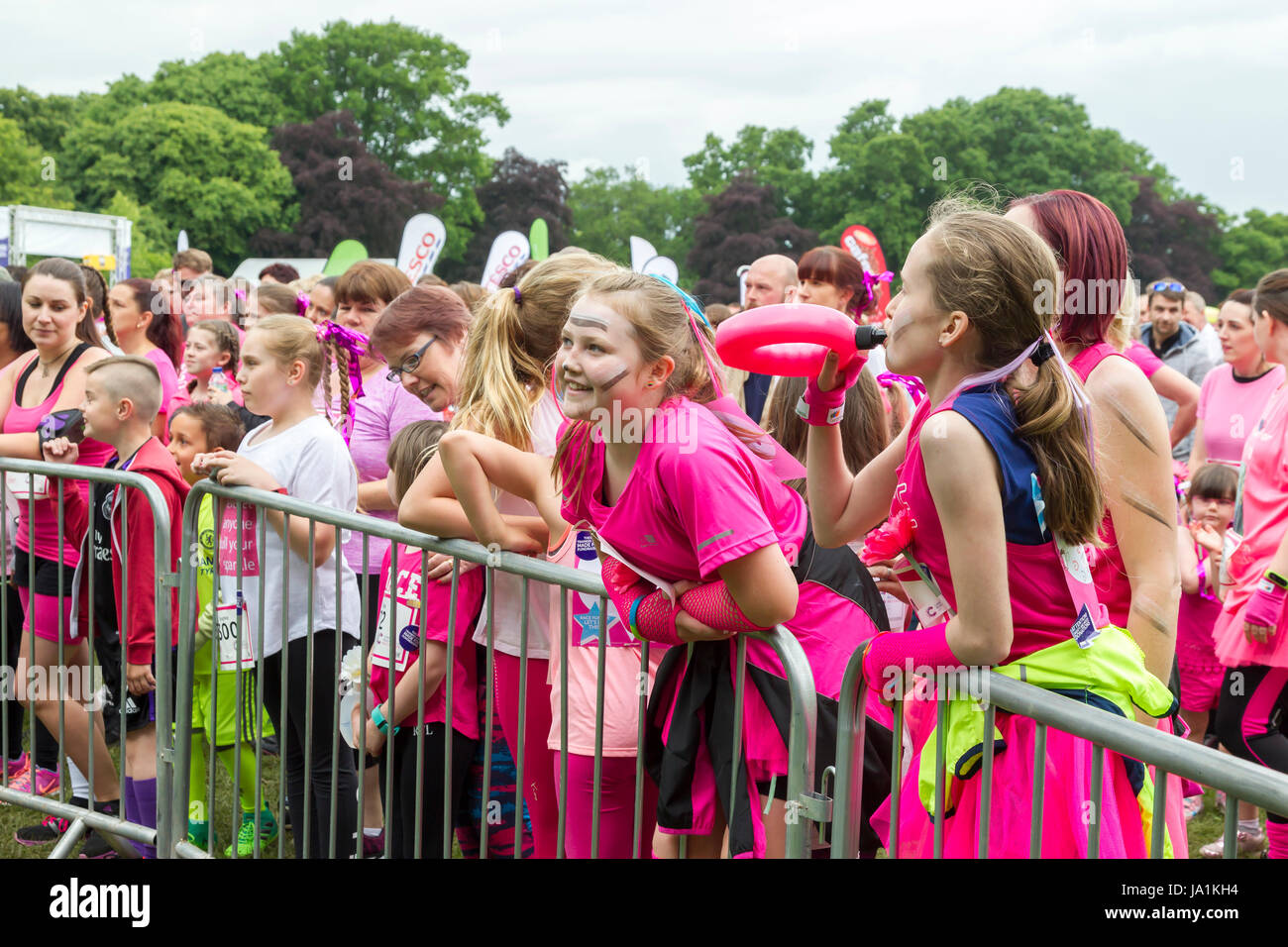 Abington, Northampton, Royaume-Uni 4 juin 2017. 5k de la recherche sur le cancer pour la vie, marcher, courir ou courir, 1700 arrivants pour cette après-midi événement qui serpente à travers Abington Park couvrant tous les domaines du parc pittoresque qui a débuté à 13 h. Credit : Keith J Smith./Alamy Live News. Banque D'Images