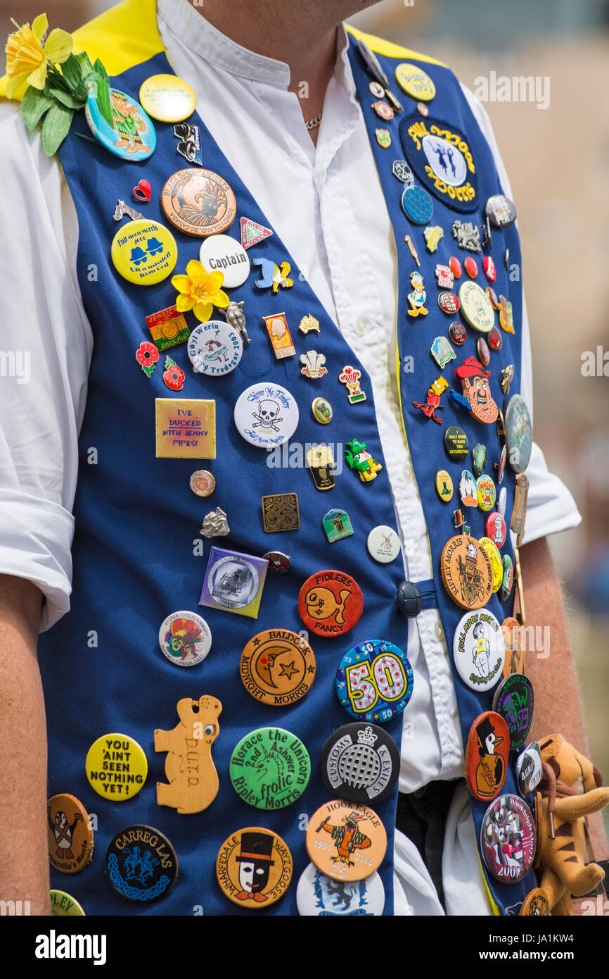 Weymouth, Dorset, UK. 4 juin, 2017. Wessex Folk Festival, Festival folklorique de Weymouth. Temps frais pour le Morris danseurs et autres artistes interprètes ou exécutants, en troupeaux tête à Weymouth pour le festival. Pleine lune Morris Dancers Crédit : Carolyn Jenkins/Alamy Live News Banque D'Images