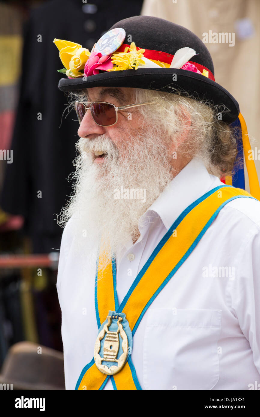 Weymouth, Dorset, UK. 4 juin, 2017. Wessex Folk Festival, Festival folklorique de Weymouth. Temps frais pour le Morris danseurs et autres artistes interprètes ou exécutants, en troupeaux tête à Weymouth pour le festival. La rivière Bourne Morris Men Crédit : Carolyn Jenkins/Alamy Live News Banque D'Images