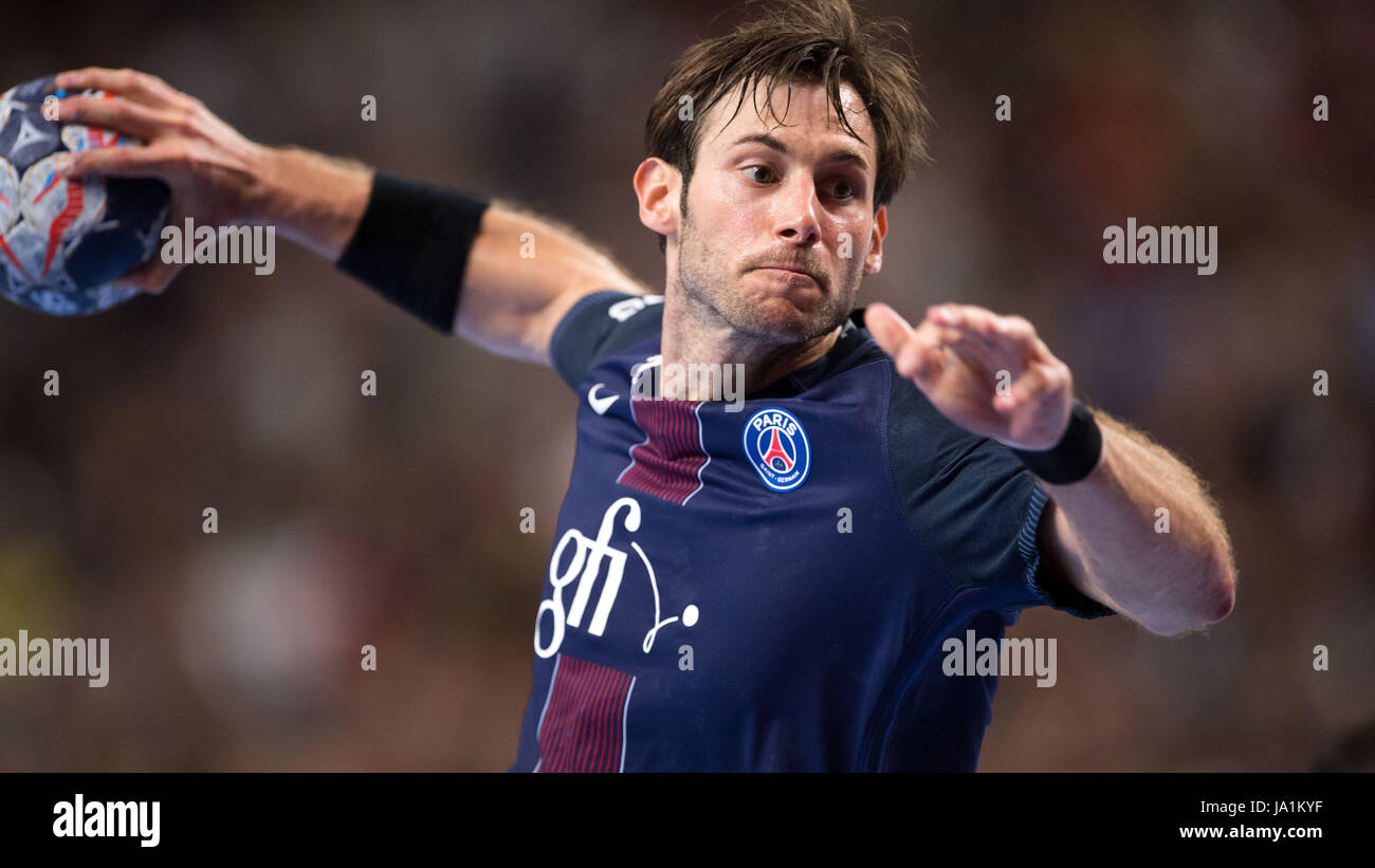 Cologne, Allemagne. 4 juin, 2017. Uwe Gensheimer de Paris pousses durant la finale de la Ligue des Champions quatre match de hand entre Paris Saint Germain et le Vardar Skopje à la Lanxess-Arena à Cologne, Allemagne, 4 juin 2017. Photo : Marius Becker/dpa/Alamy Live News Banque D'Images