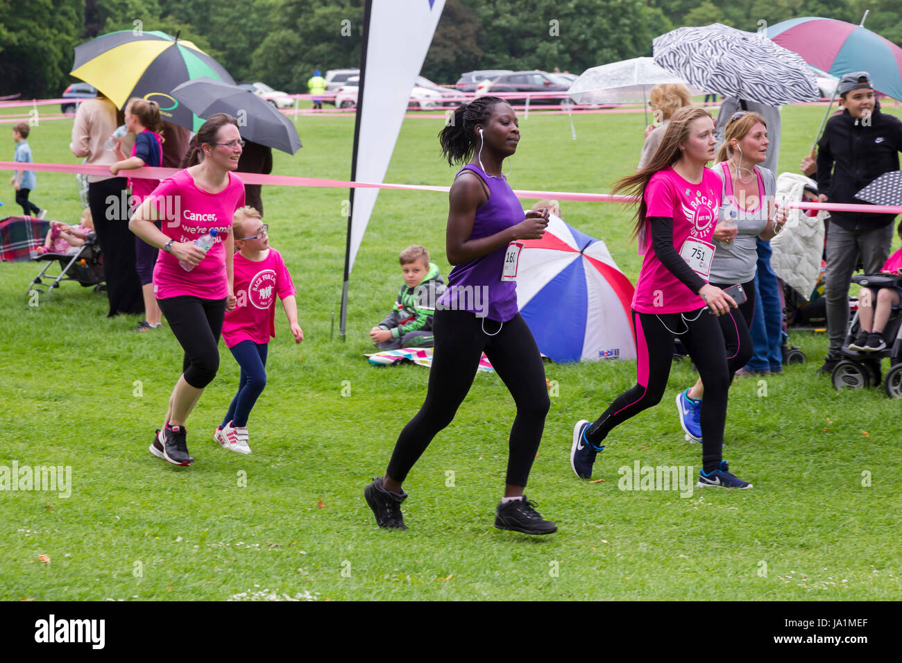 Abington, Northampton, Royaume-Uni 4 juin 2017. 5k de la recherche sur le cancer pour la vie, marcher, courir ou courir, 1700 arrivants pour cette après-midi événement qui serpente à travers Abington Park couvrant tous les domaines du parc pittoresque qui a débuté à 13 h. Credit : Keith J Smith./Alamy Live News. Banque D'Images