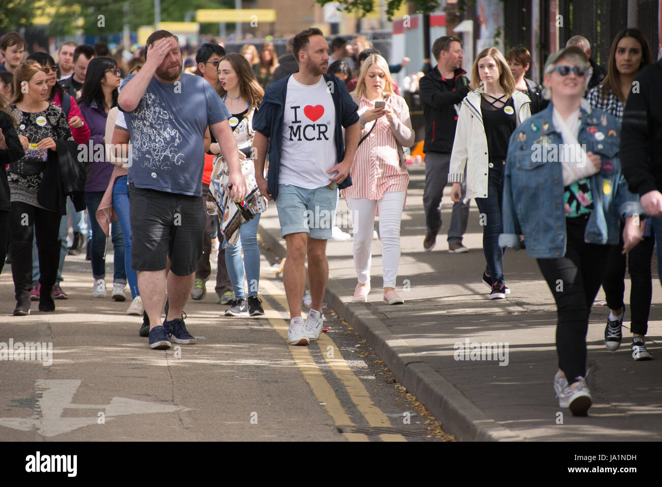 Manchester, UK. 04 Juin, 2017. Les gens arrivent pour l'unique Amour Manchester concert-bénéfice à l'Old Trafford Cricket Ground à Trafford, Royaume-Uni, dimanche, Juin 04, 2017. L'amour d'un concert-bénéfice a été organisé en hommage aux victimes de la Manchester Arena attaque à laquelle Ariana Grande effectuée à la Manchester Arena le 22/05/2017. Credit : Jonathan Nicholson/Alamy Live News Banque D'Images