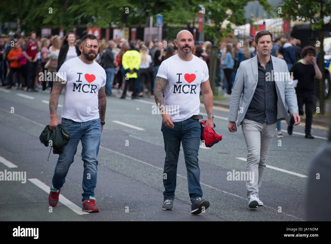 Manchester, UK. 04 Juin, 2017. Les gens arrivent pour l'unique Amour Manchester concert-bénéfice à l'Old Trafford Cricket Ground à Trafford, Royaume-Uni, dimanche, Juin 04, 2017. L'amour d'un concert-bénéfice a été organisé en hommage aux victimes de la Manchester Arena attaque à laquelle Ariana Grande effectuée à la Manchester Arena le 22/05/2017. Credit : Jonathan Nicholson/Alamy Live News Banque D'Images