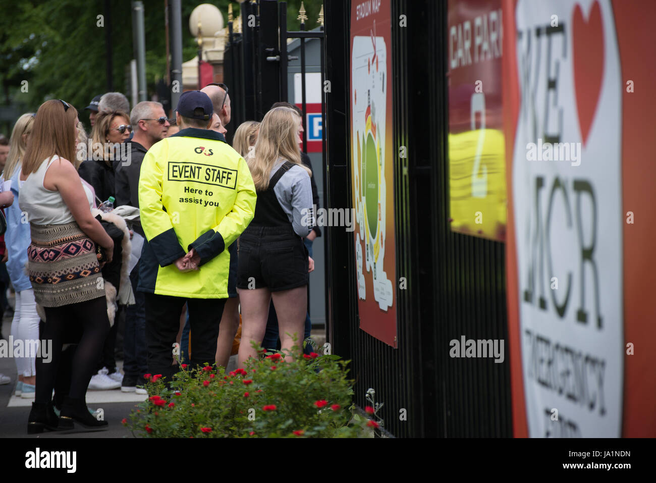 Manchester, UK. 04 Juin, 2017. Les gens arrivent pour l'unique Amour Manchester concert-bénéfice à l'Old Trafford Cricket Ground à Trafford, Royaume-Uni, dimanche, Juin 04, 2017. L'amour d'un concert-bénéfice a été organisé en hommage aux victimes de la Manchester Arena attaque à laquelle Ariana Grande effectuée à la Manchester Arena le 22/05/2017. Credit : Jonathan Nicholson/Alamy Live News Banque D'Images